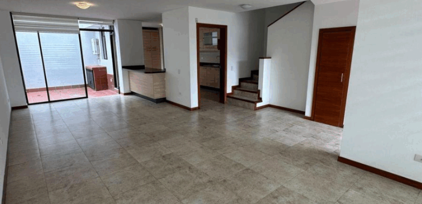 Renta Casa, 3 Dorm., Sin Amoblar, Tres Plantas. Sector Tumbaco