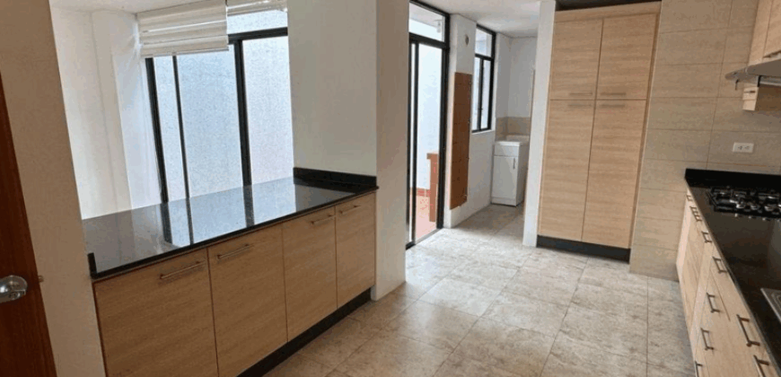 Renta Casa, 3 Dorm., Sin Amoblar, Tres Plantas. Sector Tumbaco