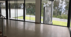 Rento Casa, Moderna, 3 Dorm., Jardin, Terraza. Sector Cumbaya