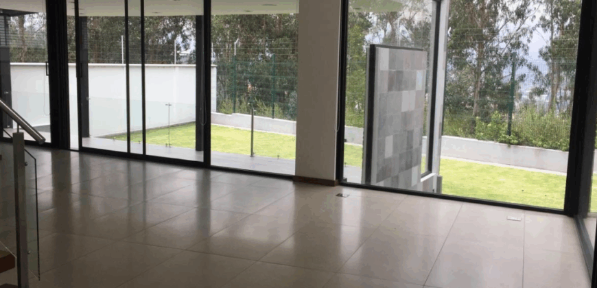 Rento Casa, Moderna, 3 Dorm., Jardin, Terraza. Sector Cumbaya
