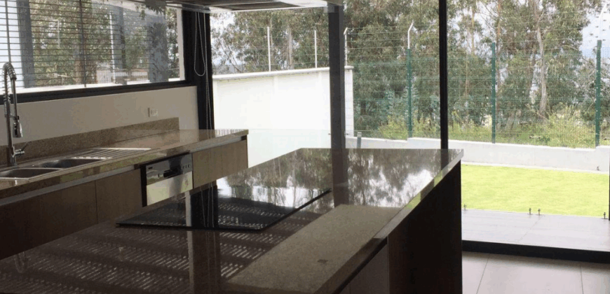 Rento Casa, Moderna, 3 Dorm., Jardin, Terraza. Sector Cumbaya