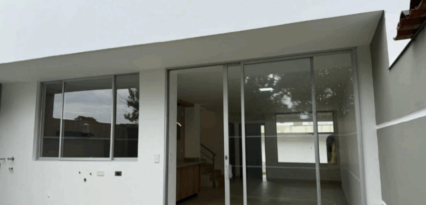 Vendo Casa, 3 Dorm., a Estrenar, Conjunto Cerrado. Sector La Tola, Tumbaco