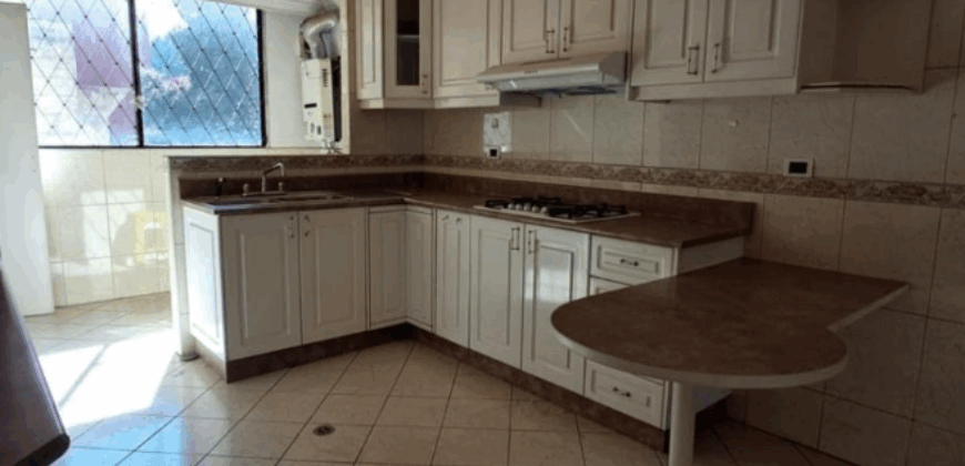 Vendo Departamento 3 Dorm., Parqueadero. Sector Los Granados