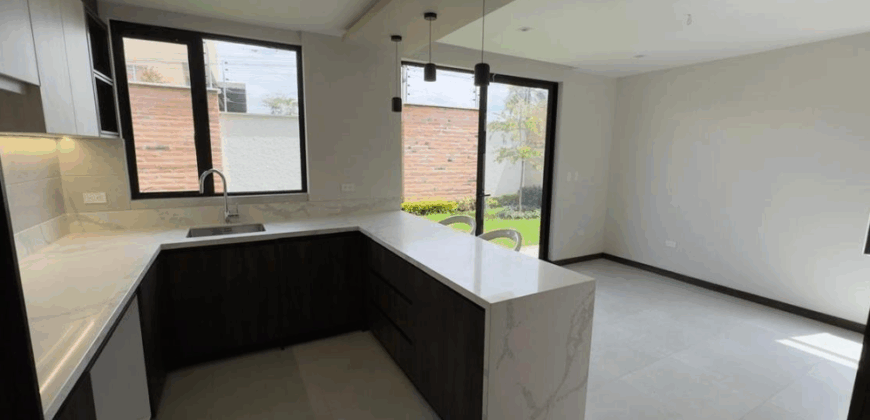 Vendo Casa, 3 Dorm., a Estrenar, Conj Privado. Sector Puembo