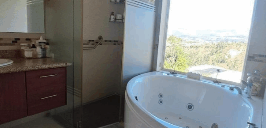 Vendo Casa, Tres Dormitorios, Urb, Privada. Sector Rancho San Francisco