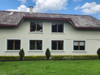 Vendo Terreno Independiente, con Cerramiento, Casa 4 Dorm.. Sector Tumbaco