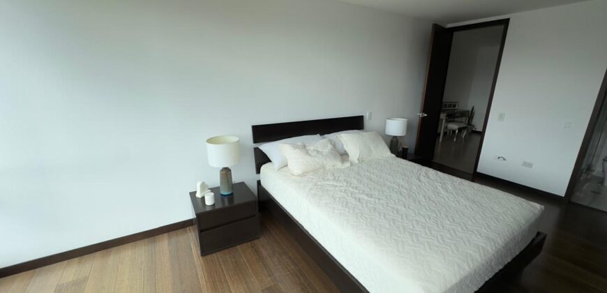 Vendo Elegante, Departamento Tres Dormitorios, Amoblado. Sector Bosmediano