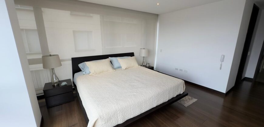 Vendo Elegante, Departamento Tres Dormitorios, Amoblado. Sector Bosmediano