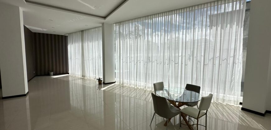 Vendo Elegante, Departamento Tres Dormitorios, Amoblado. Sector Bosmediano