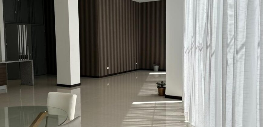 Vendo Elegante, Departamento Tres Dormitorios, Amoblado. Sector Bosmediano