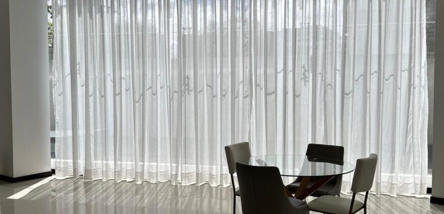 Vendo Elegante, Departamento Tres Dormitorios, Amoblado. Sector Bosmediano