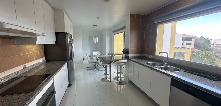 Vendo Departamento Duplex, Tres Dormitorios. Sector Embajada Americana