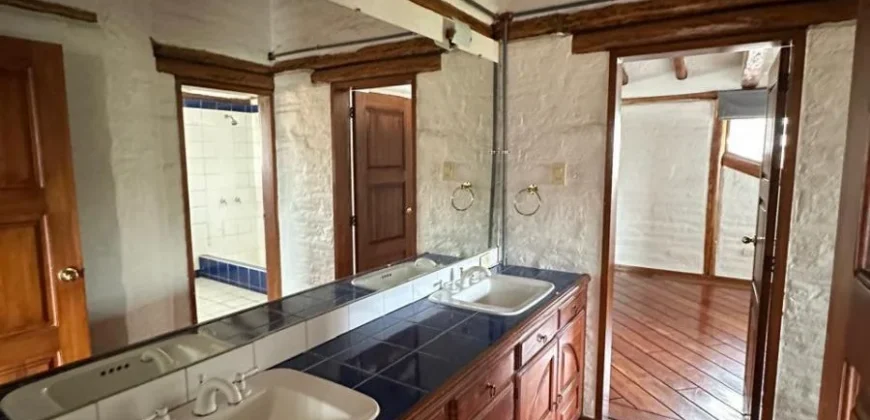 Vendo Casa Independiente, Cuatro Dormitorios, 1.300 m². Sector Embajada Americana