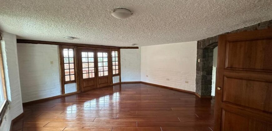 Vendo Casa Independiente, Cuatro Dormitorios, 1.300 m². Sector Embajada Americana