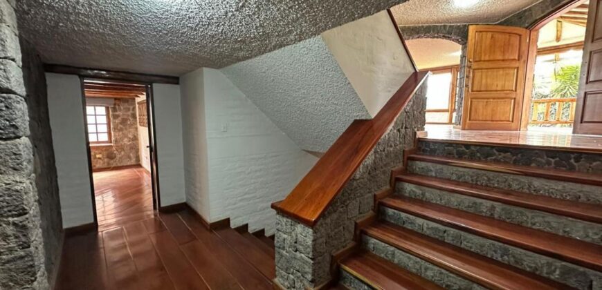 Vendo Casa Independiente, Cuatro Dormitorios, 1.300 m². Sector Embajada Americana