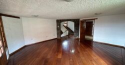 Vendo Casa Independiente, Cuatro Dormitorios, 1.300 m². Sector Embajada Americana
