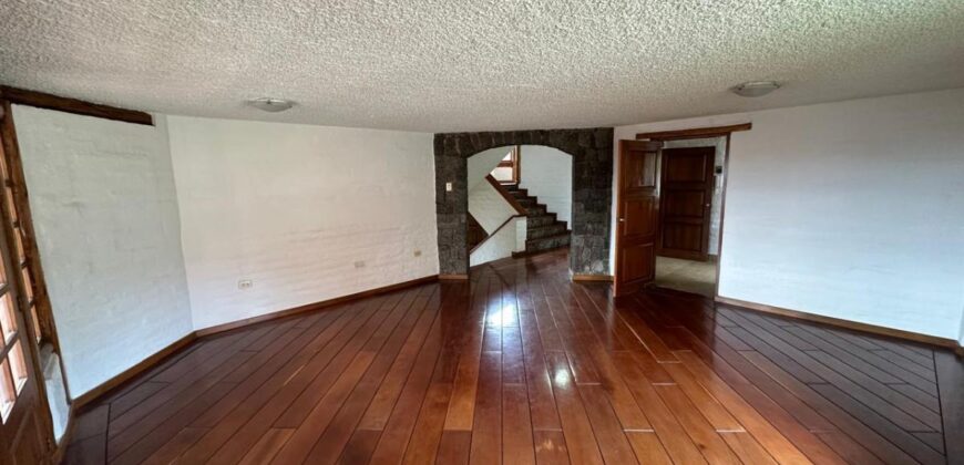 Vendo Casa Independiente, Cuatro Dormitorios, 1.300 m². Sector Embajada Americana