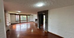 Vendo Casa Independiente, Cuatro Dormitorios, 1.300 m². Sector Embajada Americana