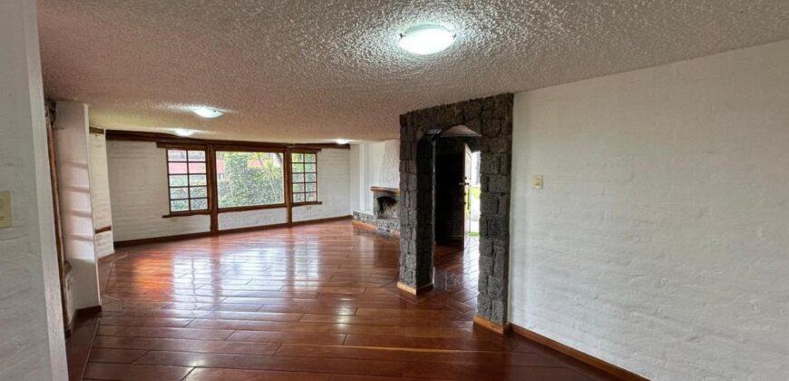 Vendo Casa Independiente, Cuatro Dormitorios, 1.300 m². Sector Embajada Americana