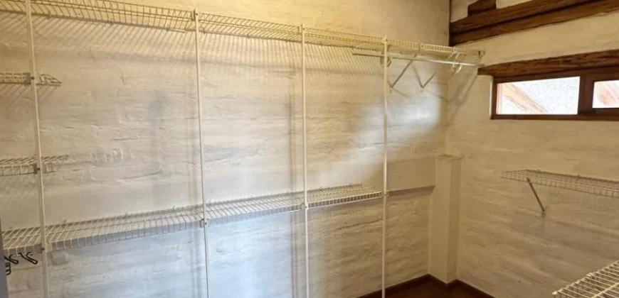 Vendo Casa Independiente, Cuatro Dormitorios, 1.300 m². Sector Embajada Americana