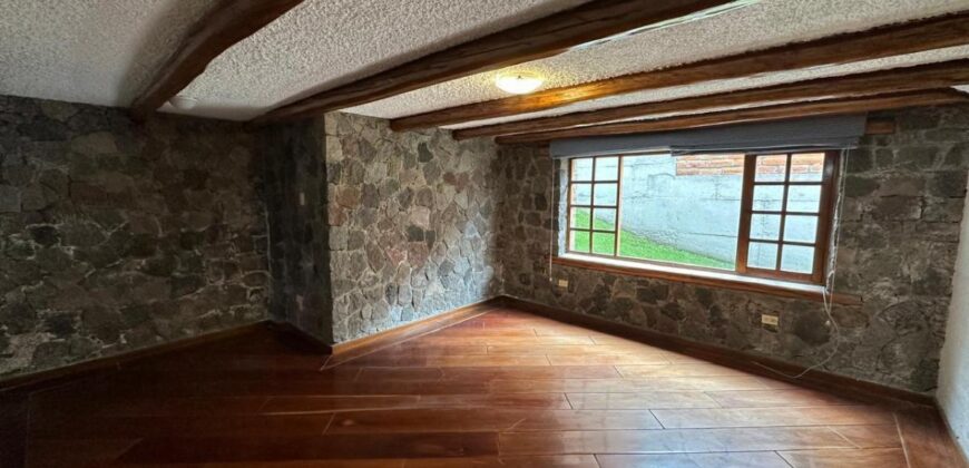 Vendo Casa Independiente, Cuatro Dormitorios, 1.300 m². Sector Embajada Americana