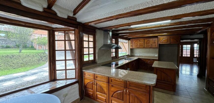 Vendo Casa Independiente, Cuatro Dormitorios, 1.300 m². Sector Embajada Americana
