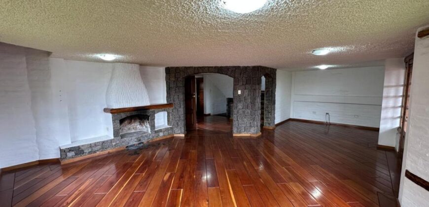 Vendo Casa Independiente, Cuatro Dormitorios, 1.300 m². Sector Embajada Americana