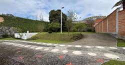 Vendo Casa Independiente, Cuatro Dormitorios, 1.300 m². Sector Embajada Americana