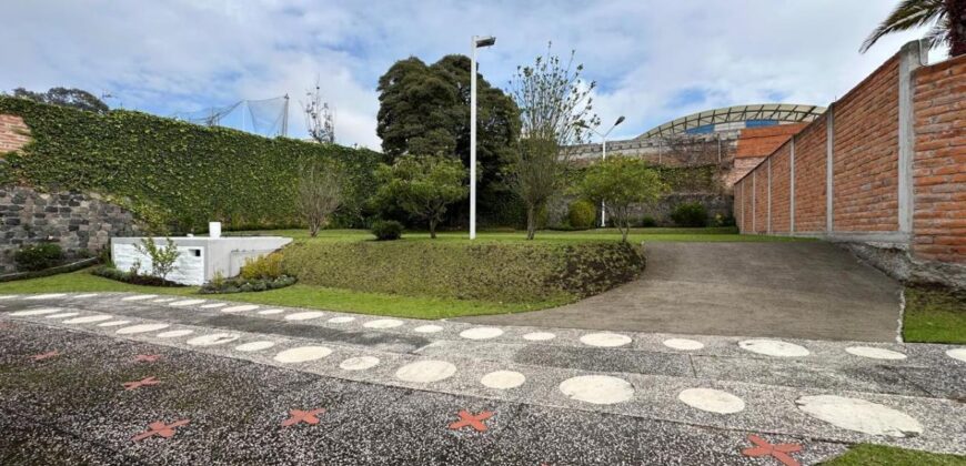 Vendo Casa Independiente, Cuatro Dormitorios, 1.300 m². Sector Embajada Americana