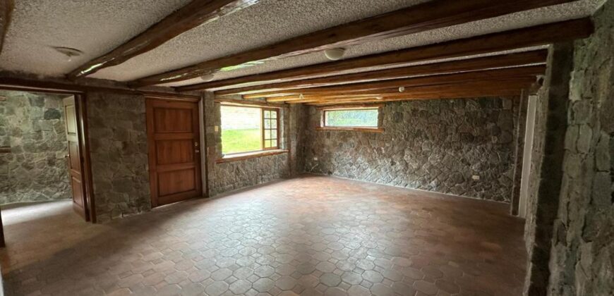 Vendo Casa Independiente, Cuatro Dormitorios, 1.300 m². Sector Embajada Americana