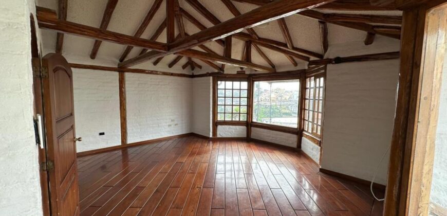 Vendo Casa Independiente, Cuatro Dormitorios, 1.300 m². Sector Embajada Americana