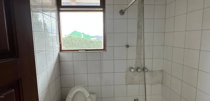 Vendo Casa Independiente, Cuatro Dormitorios, 1.300 m². Sector Embajada Americana