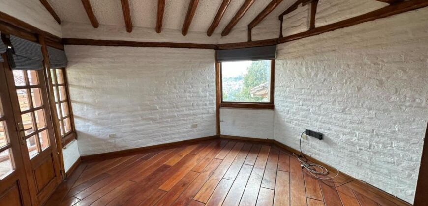 Vendo Casa Independiente, Cuatro Dormitorios, 1.300 m². Sector Embajada Americana