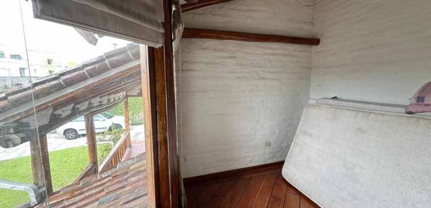 Vendo Casa Independiente, Cuatro Dormitorios, 1.300 m². Sector Embajada Americana