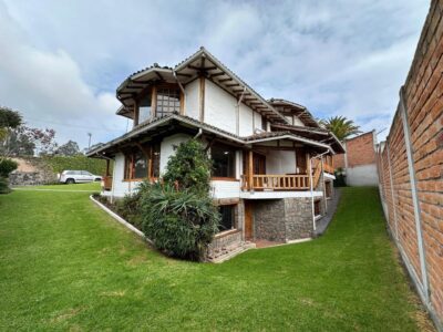Vendo Casa Independiente, Cuatro Dormitorios, 1.300 m². Sector Embajada Americana