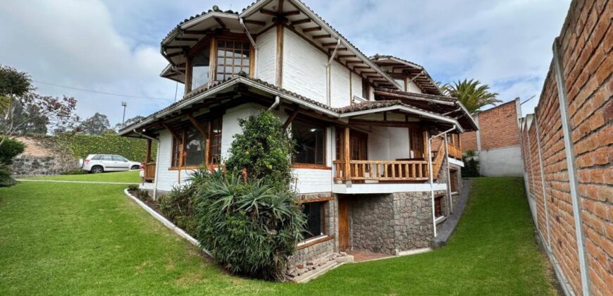 Vendo Casa Independiente, Cuatro Dormitorios, 1.300 m². Sector Embajada Americana