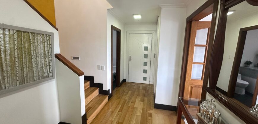 Vendo Departamento Duplex, Tres Dormitorios. Sector Embajada Americana