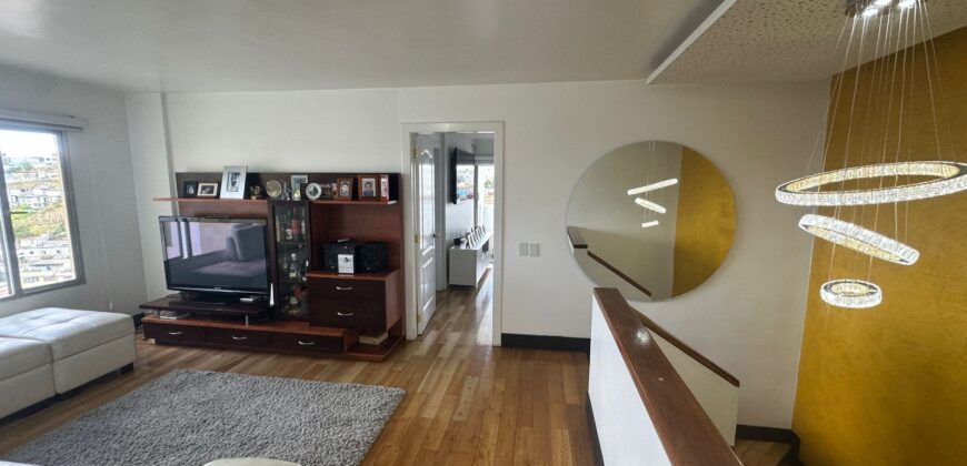 Vendo Departamento Duplex, Tres Dormitorios. Sector Embajada Americana