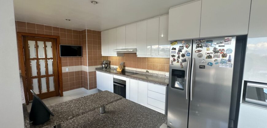 Vendo Departamento Duplex, Tres Dormitorios. Sector Embajada Americana