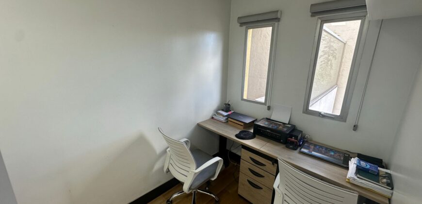 Vendo Departamento Duplex, Tres Dormitorios. Sector Embajada Americana