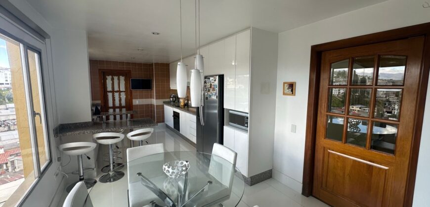Vendo Departamento Duplex, Tres Dormitorios. Sector Embajada Americana