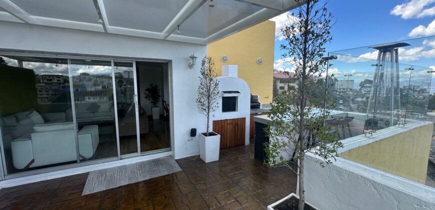 Vendo Departamento Duplex, Tres Dormitorios. Sector Embajada Americana