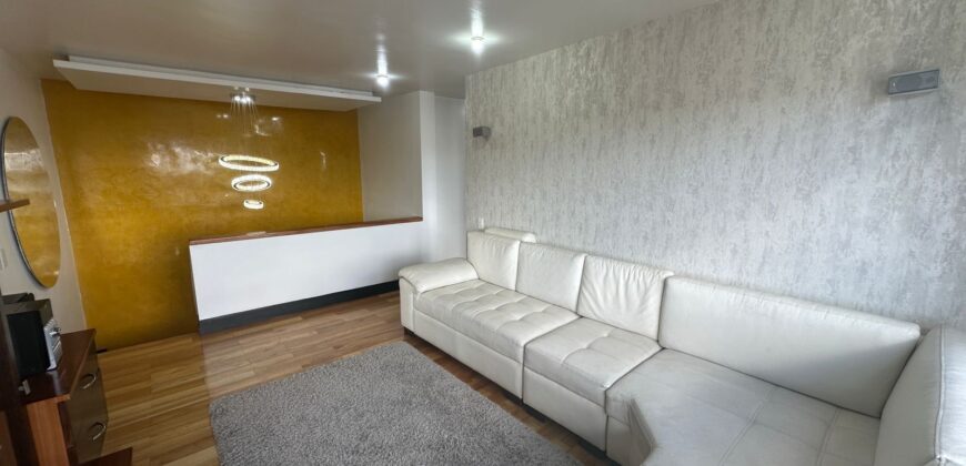 Vendo Departamento Duplex, Tres Dormitorios. Sector Embajada Americana