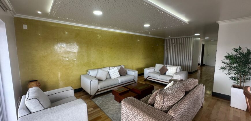 Vendo Departamento Duplex, Tres Dormitorios. Sector Embajada Americana