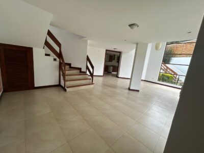 Rento Casa con Piscina, Cuatro Dormitorios, Urb. Privada. Sector Rancho San Francisco