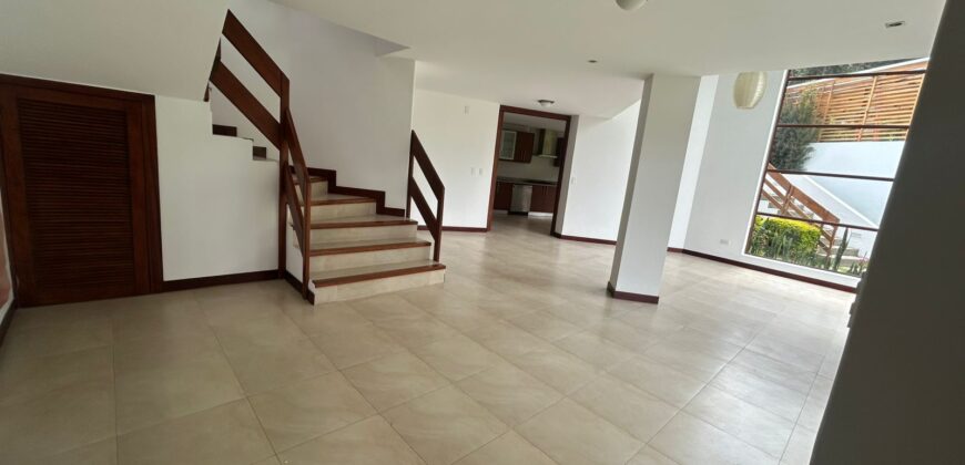 Rento Casa con Piscina, Cuatro Dormitorios, Urb. Privada. Sector Rancho San Francisco
