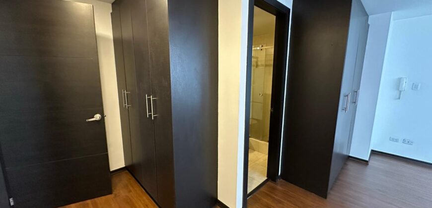 Vendo Departamento, Dos Dormitorios, Tres Baños, Parqueadero. Sector El Batan