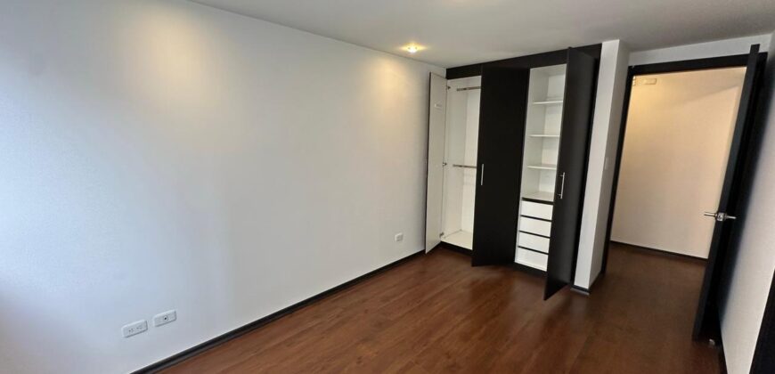 Vendo Departamento, Dos Dormitorios, Tres Baños, Parqueadero. Sector El Batan