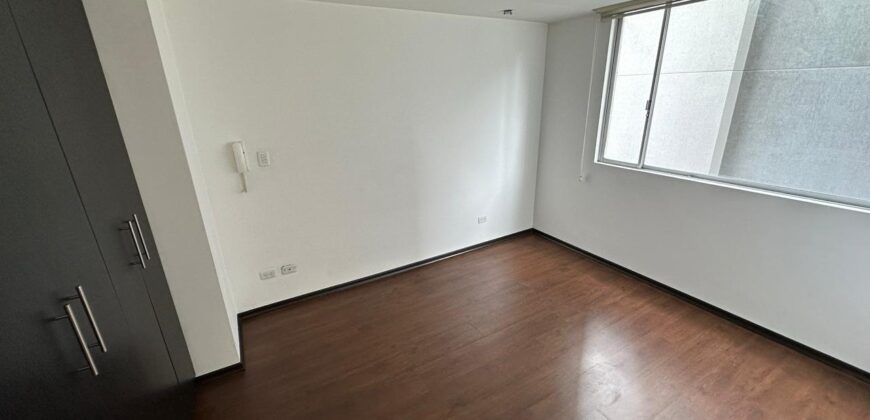 Vendo Departamento, Dos Dormitorios, Tres Baños, Parqueadero. Sector El Batan