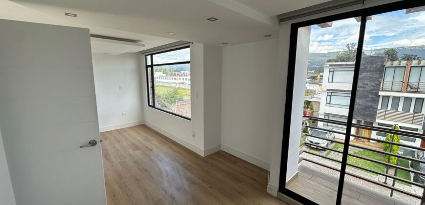 Vendo Casa, A Estrenar, Cuatro Dormitorios, Conjunto Privado. Sector Valle de Los Chillos